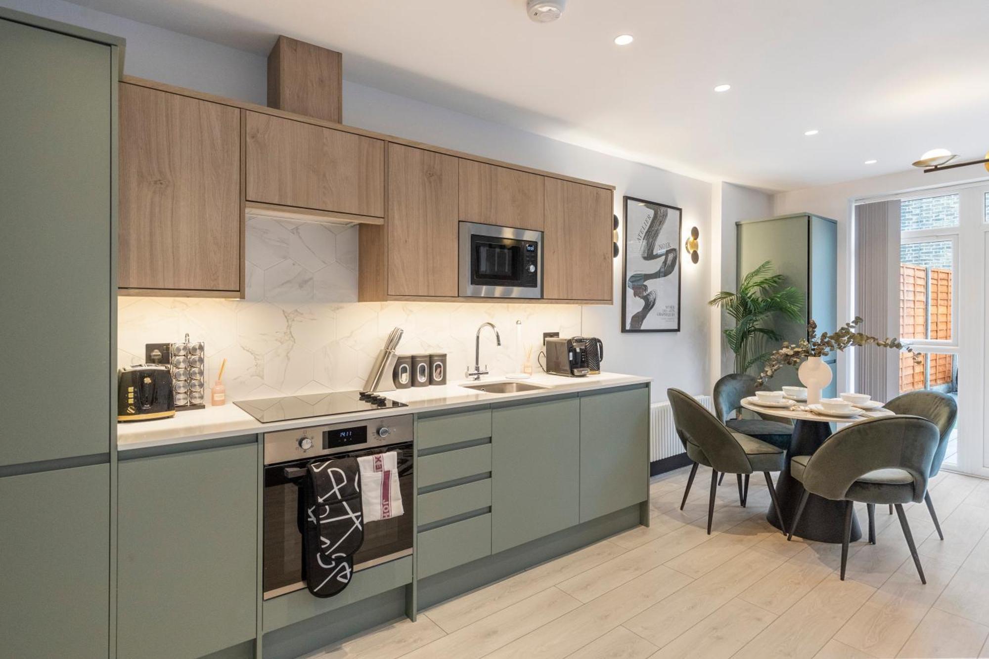 Unwind In Style 2Br With Cozy Backyard For Groups Apartment London Exterior photo